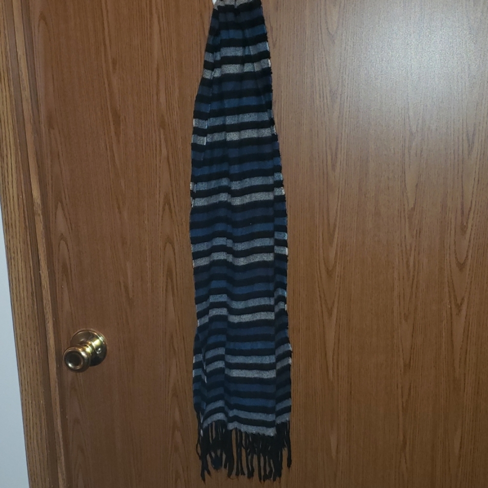 Horizontal Lines Scarf - Picture 2 of 4